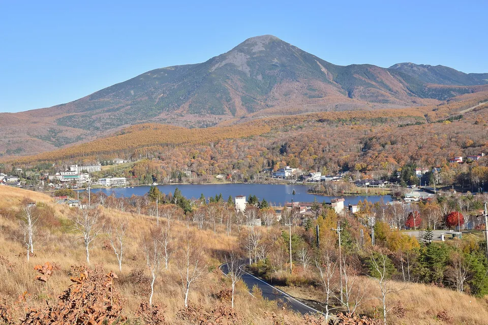紅葉の白樺湖と蓼科山