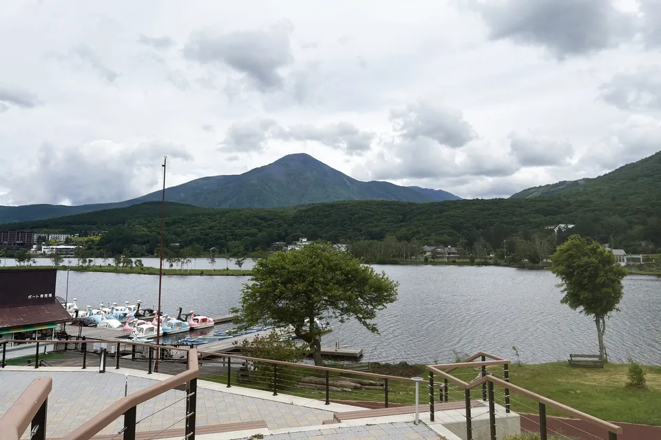 白樺湖のボート乗り場と高原の山並み