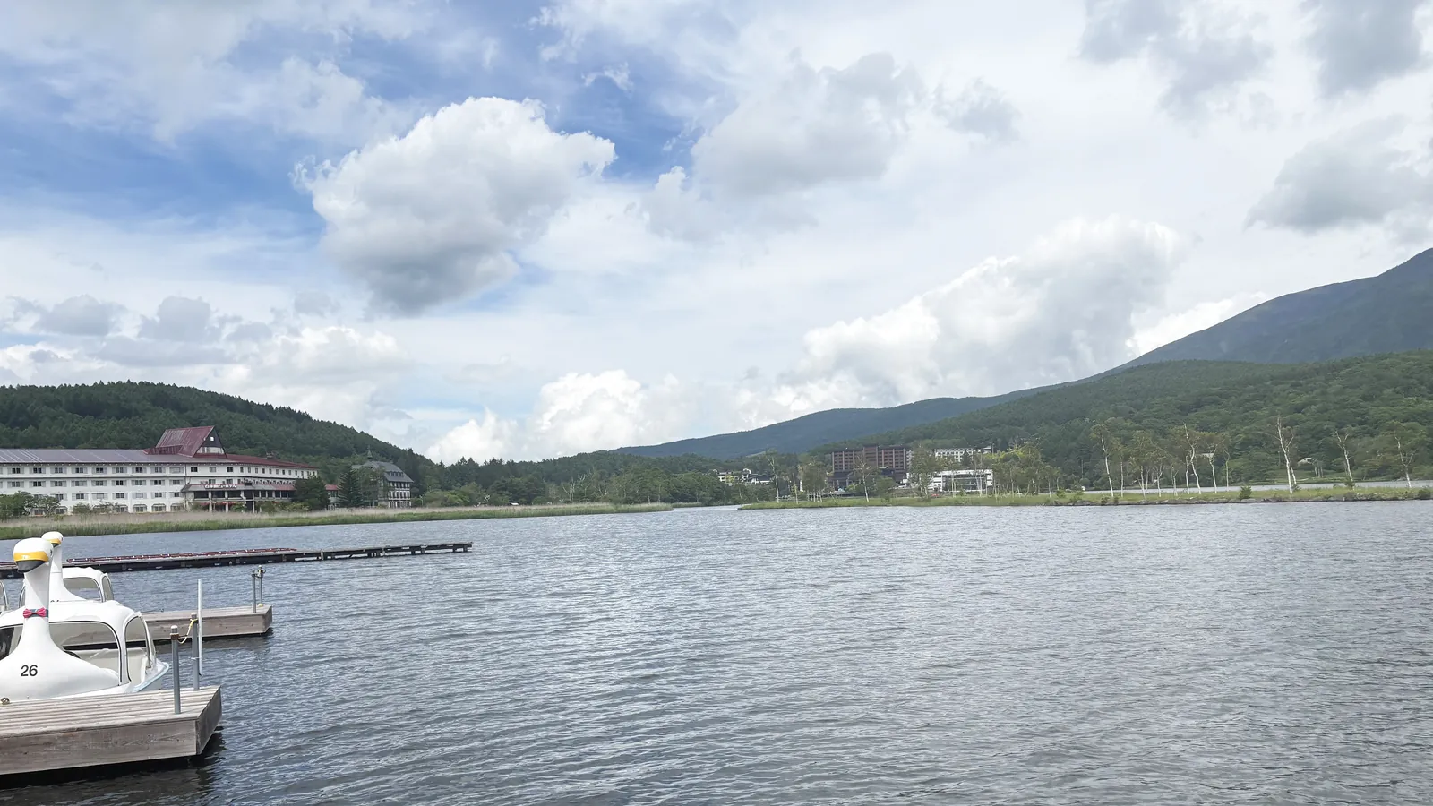 湖畔から見渡す白樺湖と山並み