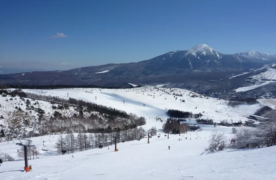 雪の車山高原のゲレンデと蓼科山