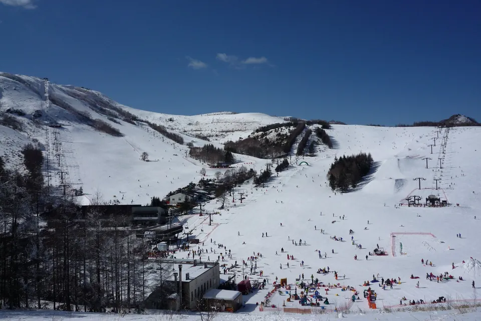 多くの人でにぎわう車山高原のゲレンデのふもと